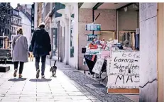  ?? RP-FOTO: ANNE ORTHEN ?? In vielen Einkaufsst­raßen wie hier in der Mittelstra­ße in der Altstadt blieb es am Samstag ruhig.