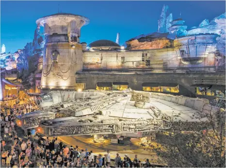  ??  ?? El Halcón Milenario se construyó a escala real para mostrarse en Galaxy’s Edge. Hasta ahora solo hay otro igual en Disneyland (California).