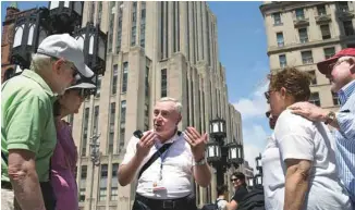  ?? ANNIK MH DE CARUFEL LE DEVOIR ?? Le guide George en pleine action dans le Vieux-Montréal.