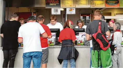  ?? Foto: Ulrich Wagner ?? Das Bargeld können die FCA Fans in Zukunft wieder stecken lassen. Mit dem Spiel gegen den 1. FC Köln führt der FCA wieder eine Bezahlkart­e ein.