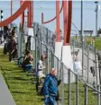  ?? Foto: Felix Kästle, dpa ?? Ein Bild aus dem Frühjahr 2020: Wegen Corona getrennte Menschen treffen sich an der Deutsch‰Schweizer Grenze bei Konstanz.
