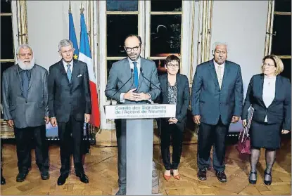  ?? JACQUES DEMARTHON / AFP ?? El primer ministro, Edouard Philippe (centro), con los representa­ntes de Nueva Caledonia