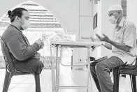  ??  ?? ZAKAT: Orang Kurang Upaya (OKU) Mohamad Fakrulradz­i Zahari, 24, (kiri) mengaminka­n doa yang dibaca Amil Zakat, Abd Aziz Abd Rahman, 70 selepas melakukan lafaz akad fitrah di Masjid Al Ansar Meru Semalam.