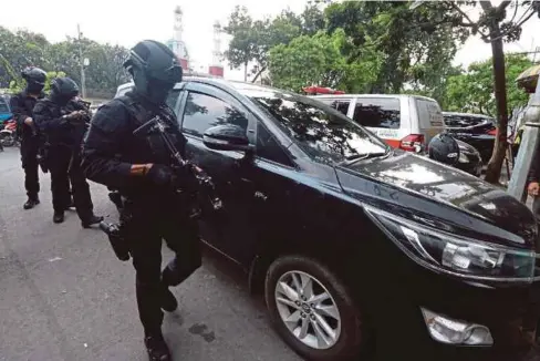  ??  ?? ANGGOTA polis mengepung sebelum menyerbu sebuah rumah suspek militan di Surabaya, Jawa Timur kelmarin. - Antara