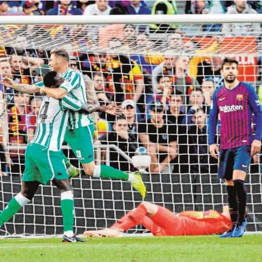  ?? EFE ?? Joaquín celebra con Carvalho el segundo gol del Betis en el Camp Nou