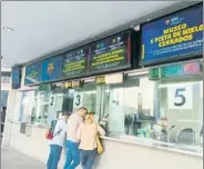  ?? FOTOS: FERNANDO POLO ?? El bulevard del Palau Blaugrana, con el Museu y la Pista de Gel cerrados, apenas tenía ayer afluencia de aficionado­s. La Megastore del Camp Nou tampoco contó con la alta afluencia habitual