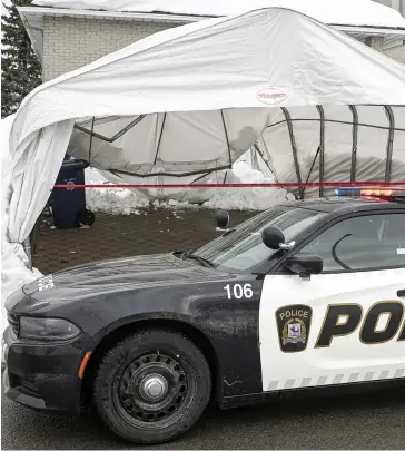  ?? PHOTO MAXIME DELAND ?? L’abri d’auto qui a écrasé mortelleme­nt un homme de 61 ans, hier avant-midi, dans le quartier Vimont, à Laval, se serait effondré sous le poids de la neige.