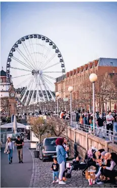  ?? RP-FOTO: ANNE ORTHEN ?? Das gute Wetter nutzten viele Menschen in den vergangene­n Tagen für einen Besuch am Rhein.