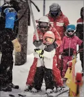  ?? (Photo Frantz Bouton) ?? C’est sous la neige qu’Isola  a lancé sa saison le samedi  décembre.
Oui, il y aura des contrôles sur les routes du ski en ce premier weekend des vacances scolaires.