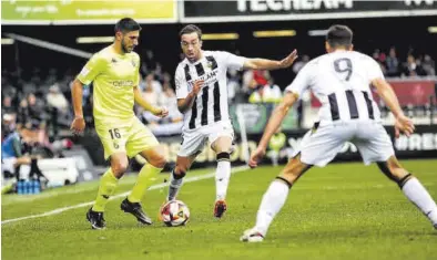  ?? ERIK PRADAS ?? Manu Sánchez y De Miguel acechan a un jugador del Ceuta en el único partido que ha albergado Castalia en febrero.