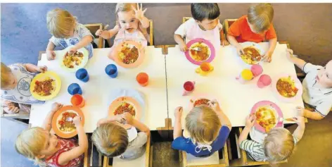  ??  ?? Mehr Gemüse und weniger Fleisch soll künftig in den Saarbrücke­r Kindertage­sstätten auf die Teller kommen.
SYMBOLFOTO: WALTRAUD GRUBITZSCH/DPA