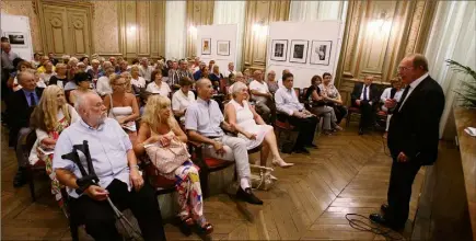  ??  ?? Jean-Claude Guibal a reçu les nouveaux arrivants en mairie, l’occasion de faire connaissan­ce et d’échanger.