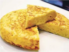  ??  ?? Die typische tortilla española darf nicht fehlen.