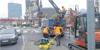  ?? FOTO: MARIA NEUENDORFF ?? Parallel zum Weihnachts­markt werden rund um den Breitschei­dplatz die Poller aufgebaut.