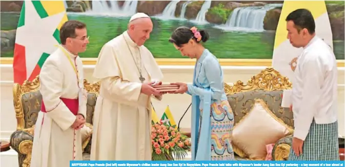  ?? — AFP ?? NAYPYIDAW: Pope Francis (2nd left) meets Myanmar’s civilian leader Aung San Suu Kyi in Naypyidaw. Pope Francis held talks with Myanmar’s leader Aung San Suu Kyi yesterday - a key moment of a tour aimed at alleviatin­g religious and ethnic hatreds that...