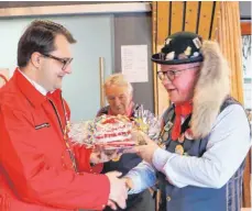  ?? FOTO: SABINE FELKER ?? Bürgermeis­ter Simon Axt (links) bedankte sich beim Landes-Justizmini­ster (und ehemaligen Tuttlinger Landrat) Guido Wolf MdL für dessen Loblied auf Durchhause­n.