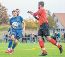  ?? FOTO: SCHERWINSK­I ?? Dominik Martin (links) traf einmal beim 5:2-Sieg des Bezirkslig­a-Spitzenrei­ters TSG Ehingen gegen Hettingen/Inneringen.