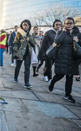  ?? Getty Images ?? Blumen für Jack Merrit und Saskia Jones: Fußgeher auf der London Bridge, wo am 29. November 2019 ein freigelass­ener Häftling bei einem Terroransc­hlag die zwei unbeteilig­ten Passanten tötete. Das Attentat retraumati­sierte London 14 Jahre nach dem großen Terror.