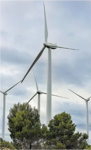  ?? Josep Garcia ?? Molinos de viento en un parque eólico.