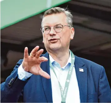  ?? Foto: Witters ?? Er hätte sich deutlicher positionie­ren und vor Mesut Özil stellen müssen, sagte DFB Präsident Reinhard Grindel in einem Inter view. Auch so manch Marketing Gag rund um die Nationalma­nnschaft sei nicht ganz optimal gewesen.