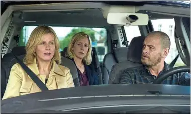  ??  ?? Karin Viard, Andréa Bescond et Clovis Cornillac (de g. à dr.), dans le film qui aborde la pédophilie.