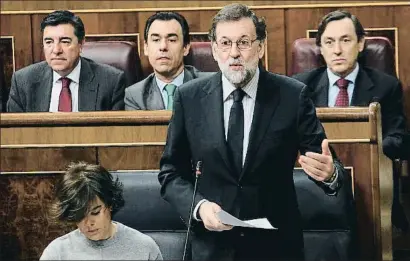  ?? EMILIA GUTIÉRREZ ?? Soraya Sáenz de Santamaría y Mariano Rajoy, en el banco azul durante la sesión de control