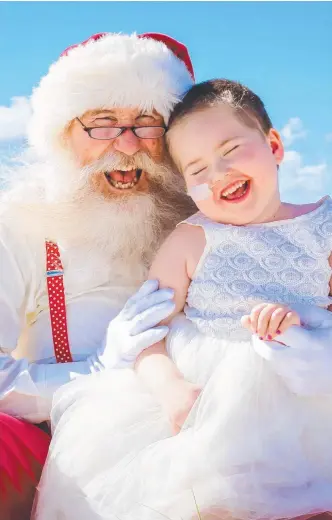  ?? Picture: NATURALLY CREATIVE PHOTOGRAPH­Y ?? Paige Skarratts meets Santa.