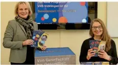 ?? FOTO: VHS VÖLKLINGEN ?? Oberbürger­meisterin Christiane Blatt (links) und VHS-Leiterin Jenny Ungericht mit dem neuen Programm der VHS Völklingen.