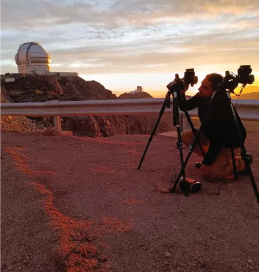 ?? ?? ► El equipo de astrónomos utilizó cámaras especiales que generan imágenes de todo el cielo para medir el brillo nocturno.