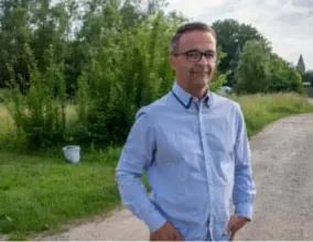  ?? FOTO JORIS HERREGODS ?? Peter Jansegers poseert voor het Hellegatbo­s. De bewoners van Hellegat willen het bos omgevormd zien tot een park, naar het voorbeeld van het park van Boom.