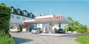  ??  ?? Einer der Südramol Geschäftsz­weige umfasst die unter dem Namen RAN bekannten modernen Tankstelle­n.