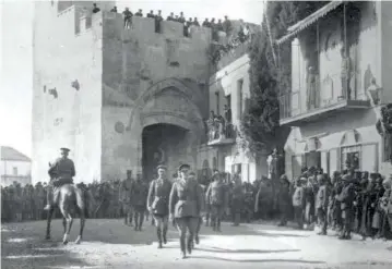  ?? (Wikimedia Commons) ?? DISMOUNTED GENERAL Edmund Allenby enters the Old City of Jerusalem by foot in 1917 to show respect for the holy place.