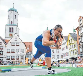  ?? ARCHIVFOTO: VOLKER STROHMAIER ?? Im Jahr 2016 war Christina Schwanitz letztmals in Biberach zu sehen. Nach ihrer Babypause ist Deutschlan­ds beste Kugelstoße­rin am Montag wieder dabei beim Vollmer- Cup auf dem Marktplatz.