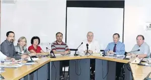  ??  ?? PROF. MANUEL TRAJTENBER­G (center) and the other members of the Committee on Socioecono­mic Change meet in 2011.