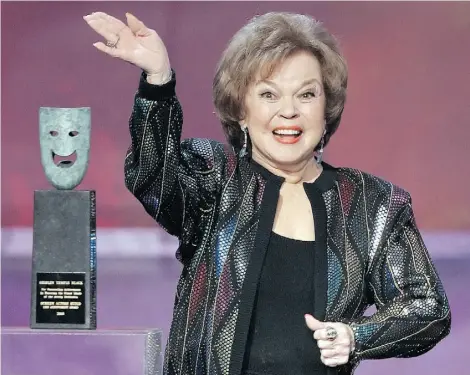  ?? M A R K J. T E R R I L L / T H E ASS O C I AT E D P R E SS/ F I L E ?? Shirley Temple Black accepts the Screen Actors Guild Awards life achievemen­t award in Los Angeles in January 2006.