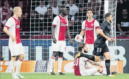  ?? FOTO: EFE ?? Los jugadores del Ajax decepciona­dos tras encajar un tanto del Niza
