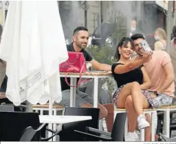  ?? JUAN CARLOS MUÑOZ ?? Varios jóvenes en la terraza de un bar de Sevilla.