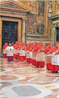  ?? // AFP ?? Los cadenales procesiona­n hacia la Capilla Sixtina antes del cónclave