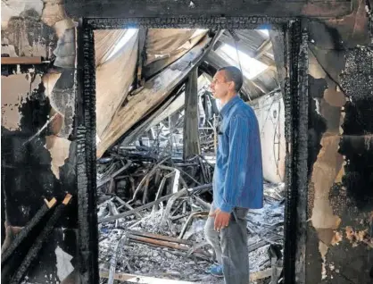  ??  ?? Un hombre observa los destrozos causados en una compañía tras los ataques de Israel.