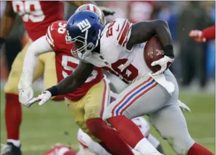  ?? THE ASSOCIATED PRESS ?? New York Giants running back Orleans Darkwa (26) runs against the San Francisco 49ers during an NFL football game in Santa Clara, Calif., Sunday, Nov. 12, 2017.