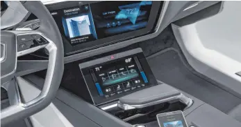  ?? FOTO: AUDI/DPA ?? Zunehmend verdrängen Bildschirm­oberfläche­n und Sprachsteu­erung klassische Knöpfe im Auto.