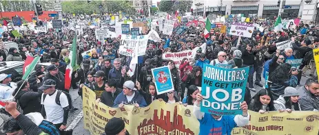  ?? FOTO: AP ?? Miles de personas pidieron ayer fin a las redadas de inmigració­n.