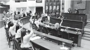  ?? FOTO: CORTESÍA ?? > Pleno del Congreso del Estado, al votar el dictamen de la sentencia.