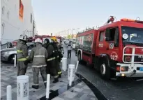  ??  ?? KUWAIT: The Qurain Fire Center conducted a mock exercise at Gate Mall in Aqaila. The exercise mimicked the scenario of a fire in a restaurant. Firemen carried out an evacuation then dealt with the fire.
— Hanan Al-Saadoun