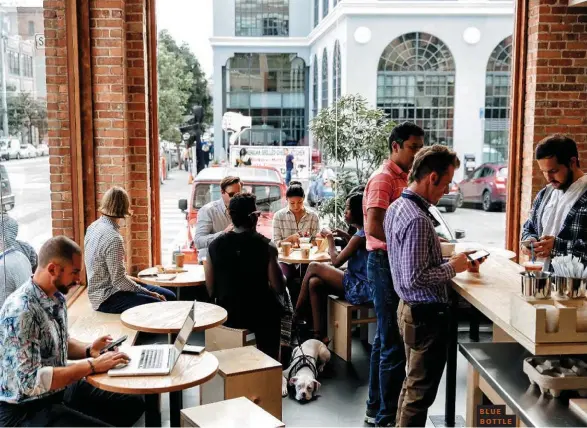  ??  ?? BLUE BOTTLE Con varias sucursales en San Francisco, es donde los techies de pedigrí piden su café para llevar.