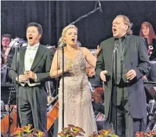  ?? FOTO: PETER ALLGAIER ?? Große Stimmen, großes Theater beim Open-Air-Event auf der Insel Mainau: Tenor Piotr Beczala, Sopranisti­n Gabriela Scherer und Bariton Michael Volle (von links).