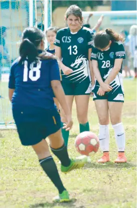  ?? (SUN.STAR FOTO/RUEL ROSELLO) ?? SPOT-ON. STC’s Amber Villaflor goes for a free kick against CIS in the Girls Under 19 division.