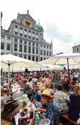  ?? Archivfoto: Silvio Wyszengrad ?? Jedes Jahr am 8. August wird auf dem Rathauspla­tz die Friedensta­fel aufge baut. Hier treffen sich Menschen aller Nationen.