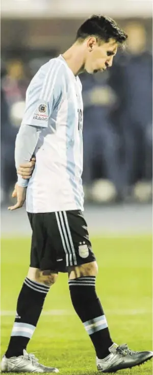  ?? BILD: SN/AP/MAZALAN ?? Nach der Niederlage im WM-Finale 2014 verlor Argentinie­n mit Lionel Messi auch des Endspiel bei der Copa América 2015.