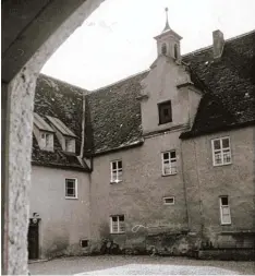  ?? Fotos: Appel, Repro Appel ?? Das Schloss Schlachteg­g in Gundelfing­en stammt aus dem 12. Jahrhunder­t. Vor 25 Jahren entschiede­n die Floristenv­erbände aus Bayern und Baden Württember­g, hier ihr Bildungsze­ntrum einzuricht­en. Und holten es damit aus einem Dornrösche­nschlaf.